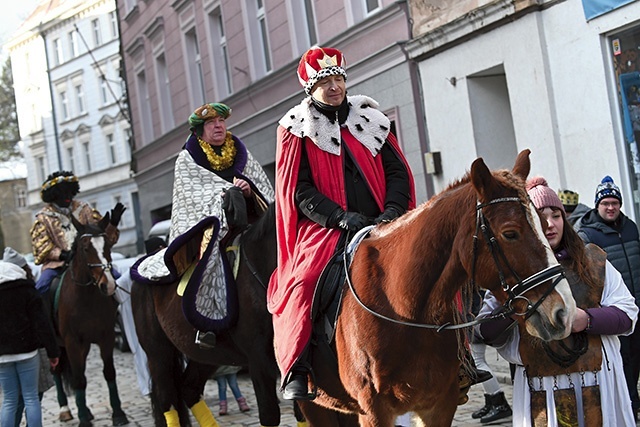 	Podobnie było w Wałbrzychu,  gdzie Mędrcy poprowadzili  do Nowonarodzonego kilkaset osób.