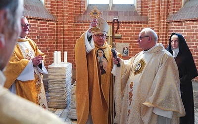	Na zakończenie uroczystości biskup udzielił błogosławieństwa relikwiami patronki Europy.