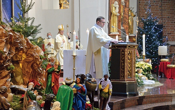 ▲	Diakon uroczyście obwieścił Rok Jubileuszowy ogłoszony przez biskupa opolskiego.