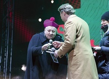 Biskup i prowadzący koncert Marek Zając złożyli życzenia świąteczne i przełamali się opłatkiem.
