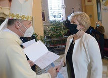 ▲	Bp Marek Solarczyk wręczył Teresie Połeć nominację na drugą kadencję prezesa Diecezjalnego Instytutu AK.
