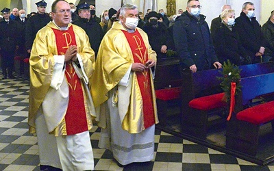 ▲	Procesja wejścia podczas Mszy św. rozpoczynającej świętowanie.  Od lewej ks. Albert Warso i ks. Zbigniew Tuchowski.  Z prawej wójt Andrzej Bracha. 