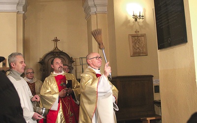 ▲	Tablicę poświęcił prowincjał o. Zbigniew Leczkowski SJ. Obok stoi superior o. Rafał Kobyliński SJ.