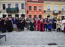 Pochód zgromadził rzesze ludzi na sandomierskim rynku.