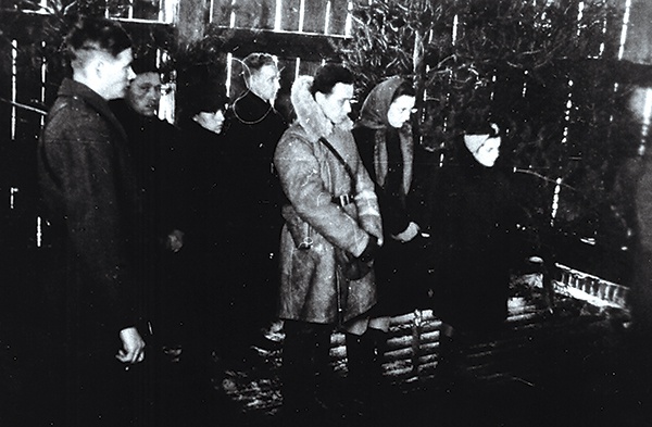 ▲	Franciszek Przysiężniak (w kożuchu) wraz z narzeczoną na Mszy Świętej w miejscowości 25 grudnia 1943 roku.