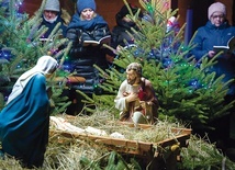 Uczestnicy nabożeństwa zgromadzili się wokół żłóbka, który po raz pierwszy stanął na domacyńskim wzgórzu.