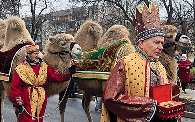 Żyrardów. Orszak po raz 4. zorganizowały Fundacja „Fabryka Feniksa”, miasto Żyrardów i parafie. W barwnej procesji uczestniczyli bp Wojciech Osial, proboszczowie i wikariusze żyrardowskich parafii, włodarze miasta i tłumy wiernych. Podniosłości wydarzeniu dodawały postacie w strojach królów, rycerzy, aniołów, pastuszków, a także dumnie kroczące wielbłądy i osioł.