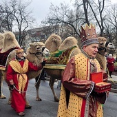 Żyrardów. Orszak po raz 4. zorganizowały Fundacja „Fabryka Feniksa”, miasto Żyrardów i parafie. W barwnej procesji uczestniczyli bp Wojciech Osial, proboszczowie i wikariusze żyrardowskich parafii, włodarze miasta i tłumy wiernych. Podniosłości wydarzeniu dodawały postacie w strojach królów, rycerzy, aniołów, pastuszków, a także dumnie kroczące wielbłądy i osioł.