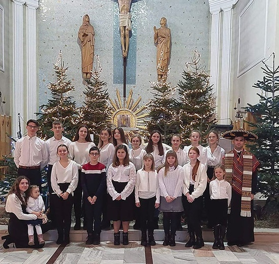 Schola młodzieżowa z Wysokienic rozpoczyna kolejny rok uwielbień w intencjach papieża Franciszka.