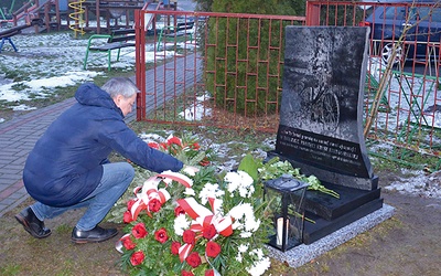 Przed SP w Bąkowie odsłonięto pomnik.