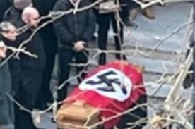 Rzym. Flaga ze swastyką na trumnie podczas pogrzebu