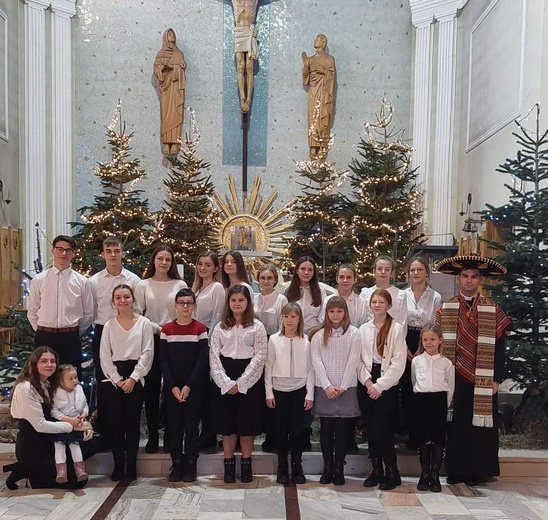 Rok temu w parafii w Wysokienicach kolędowanie zapoczątkowało cykl uwielbień w intencjach misyjnych papieża Franciszka.