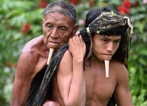 Niósł ojca 12 godzin przez puszczę amazońską, żeby go zaszczepić