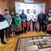 Wręczenie symbolicznych czeków dla studentów.