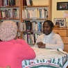 S. Anafrida Biro, przełożona lubelskiej wspólnoty Sióstr NMP Królowej Afryki (z prawej) rozmawia z Samrawit, która od połowy grudnia mieszka ze wspólnotą misjonarek.