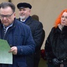 Akt erekcyjny czyta marszałek Adam Struzik. Na drugim planie dyrektor Mirosław Dziedzicki i Elżbieta Cichawa-Grabowska, dyrektor techniczno-inwestycyjny.