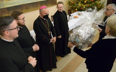 Słuchacze Szkoły Biblijnej dla Dorosłych wręczyli bp. Markowi słodki upominek - sanie z rzemieślniczo wykonanym piernikiem.