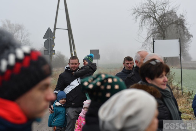 Mieszkańcy Rokitna postawili nowy przydrożny krzyż