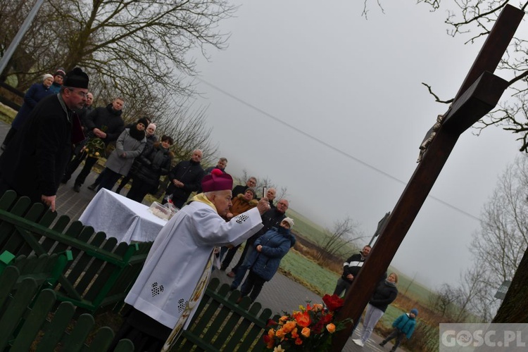 Mieszkańcy Rokitna postawili nowy przydrożny krzyż