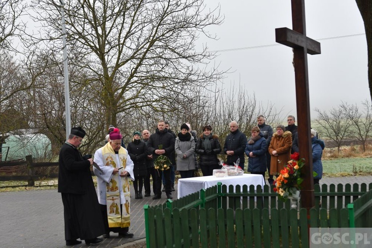 Mieszkańcy Rokitna postawili nowy przydrożny krzyż