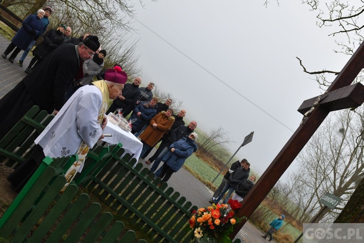 Mieszkańcy Rokitna postawili nowy przydrożny krzyż