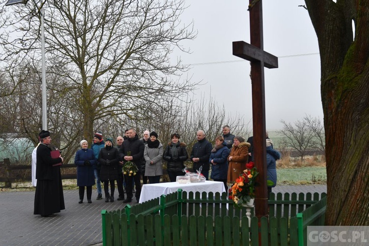 Mieszkańcy Rokitna postawili nowy przydrożny krzyż