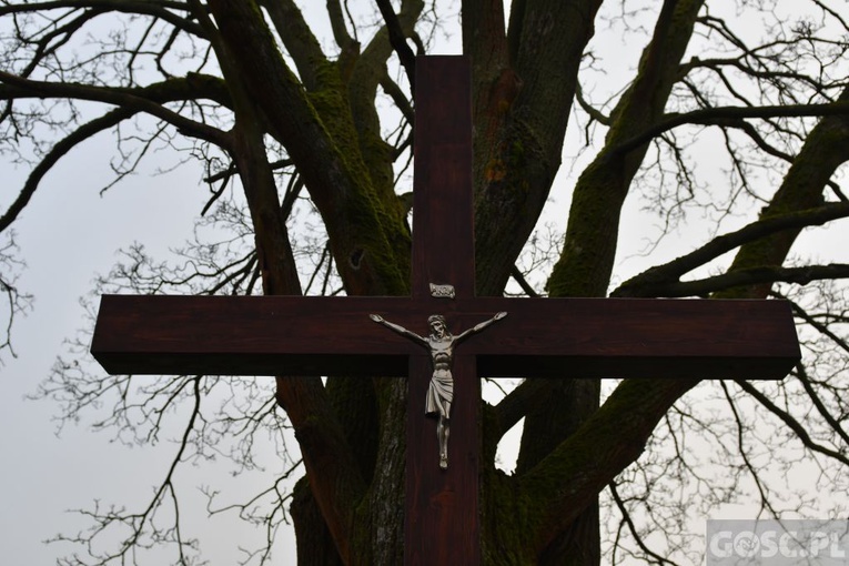 Odnowili rokitniański przydrożny krzyż, bo dla nich to symbol wiary