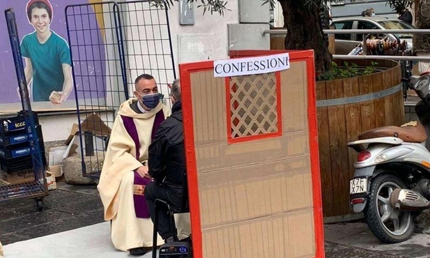 Ksiądz z Neapolu spowiada na ulicy