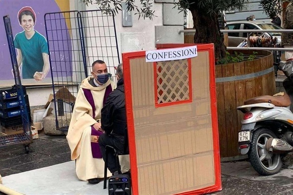 Ksiądz z Neapolu spowiada na ulicy