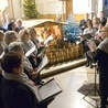 Kierownikiem chóru jest Barbara Wrzask, organistka w parafii na radomskim osiedlu Gołębiów II.