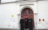 Biskup na żydowskim cmentarzu