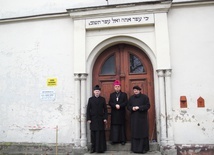 Biskup na żydowskim cmentarzu