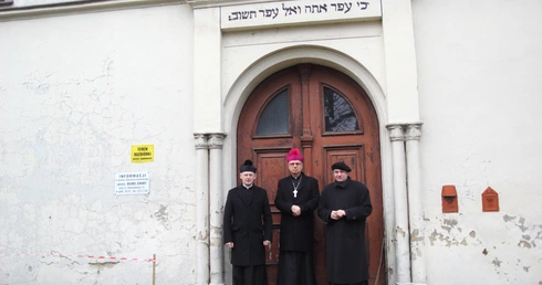 Biskup na żydowskim cmentarzu