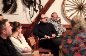 	Dr Radosław Biskup opowiada o miłoradzkim nauczycielu w czasie spotkania w Dawnej Wozowni.