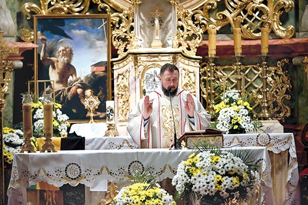 Główny celebrans w czasie odpustowej  Mszy św.