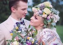 Julia i Bartek są wpatrzeni w siebie, jednak między nimi jest Chrystus, który łączy, a nie dzieli. 
