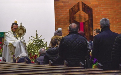 ◄	Kolędowanie  w kościele parafialnym św. Wojciecha w Koszalinie. Błogosławieństwo rodzin Najświętszym Sakramentem.