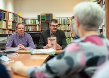 ▲	Książki zaprezentowano na spotkaniu w bibliotece.