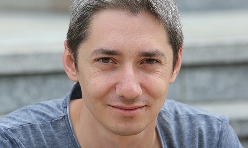 Piotr Sacha Do „Przygód Jonki, Jonka i Kleksa” wracałem wiele razy. Komiks powstawał w czasach, gdy nie było internetu ani kolorowych galerii handlowych.  Tu przepustką bohaterów do barwnych i zabawnych przygód jest ich fantazja. W jednej chwili winda w bloku zamienia się w kabinę pilota. Można lecieć, gdzie tylko wyobraźnia podpowie. Zaś Kleks, który wyskakuje niczym Dżinn z lampy Aladyna, w jednym odcinku staje się nawet pierwowzorem dla Kevina (samego w domu). Przyznam, że z mojego egzemplarza z dzie...