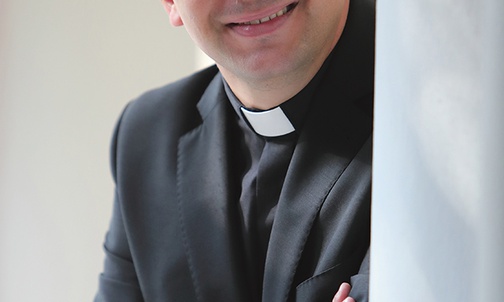 Ks. Rafał Skitek We wczesnym dzieciństwie towarzyszyły mi przede wszystkim baśnie Hansa Christiana Andersena. Nigdy nie zapomnę „Calineczki”, „Dziewczynki z zapałkami”, „Brzydkiego kaczątka”, „Królowej śniegu”, „Księżniczki na ziarnku grochu” czy „Dzielnego ołowianego żołnierzyka”.  Niemniej najważniejszą lekturą mego dzieciństwa jest „Mały Książę” A. de Saint-Exupéry’ego. Chętnie przywołuję jej fragmenty. Przypominają mi one o przyjaźni i szacunku do drugiego człowieka. Nie da się ukryć, że jestem odpo...