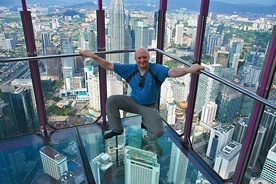 Tomasz Cukiernik na tle Kuala Lumpur (Malezja)