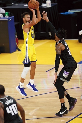 Stephen Curry jest najlepszym rzucającym za trzy punkty w historii NBA