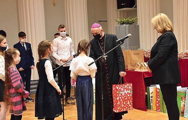 	Nagrody wręczali dyrektor Górnośląskiego Centrum Edukacyjnego Bogumiła Kluszczyńska i bp Andrzej Iwanecki. 