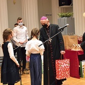 	Nagrody wręczali dyrektor Górnośląskiego Centrum Edukacyjnego Bogumiła Kluszczyńska i bp Andrzej Iwanecki. 