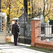 ▼	Cmentarz Salwatorski, zamknięty rok temu z powodu obostrzeń na czas uroczystości Wszystkich Świętych.