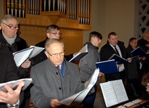 Koledy i pastorałki śpiewali panowie z parafialnego chóru męskiego.