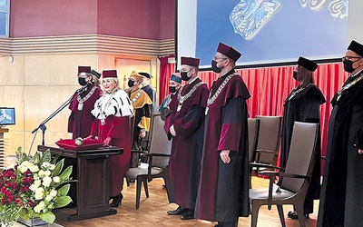 	Święto uczelni rozpoczęło się w Auli im. dr Józefa Lisaka – patron był pierwszym dyrektorem i wykładowcą przyszłego UE.
