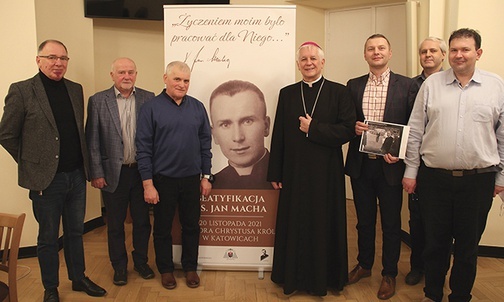Przekazanie cyfrowej kopii Archiwum Archidiecezjalnemu. Przy banerze z ks. Machą stoją Joachim Żmij i bp Marek Szkudło.