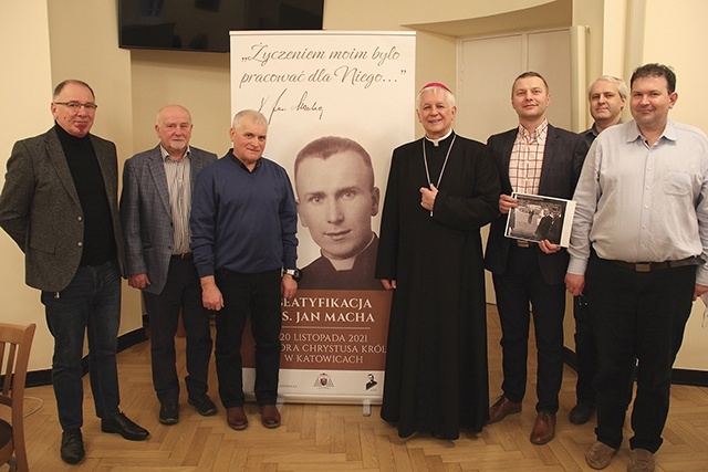 Przekazanie cyfrowej kopii Archiwum Archidiecezjalnemu. Przy banerze z ks. Machą stoją Joachim Żmij i bp Marek Szkudło.