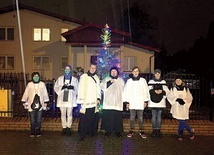◄	W parafii  św. Stanisława kapłani wraz z ministrantami przemierzają konkretne ulice, błogosławiąc z zewnątrz domy i bloki.